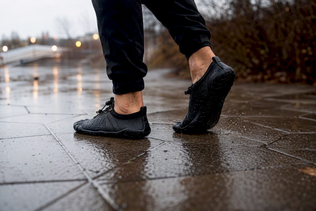 Barfußschuhe bei Regen: Wann Wasserdichtigkeit wirklich zählt - Wiecel™ Barfußschuhe