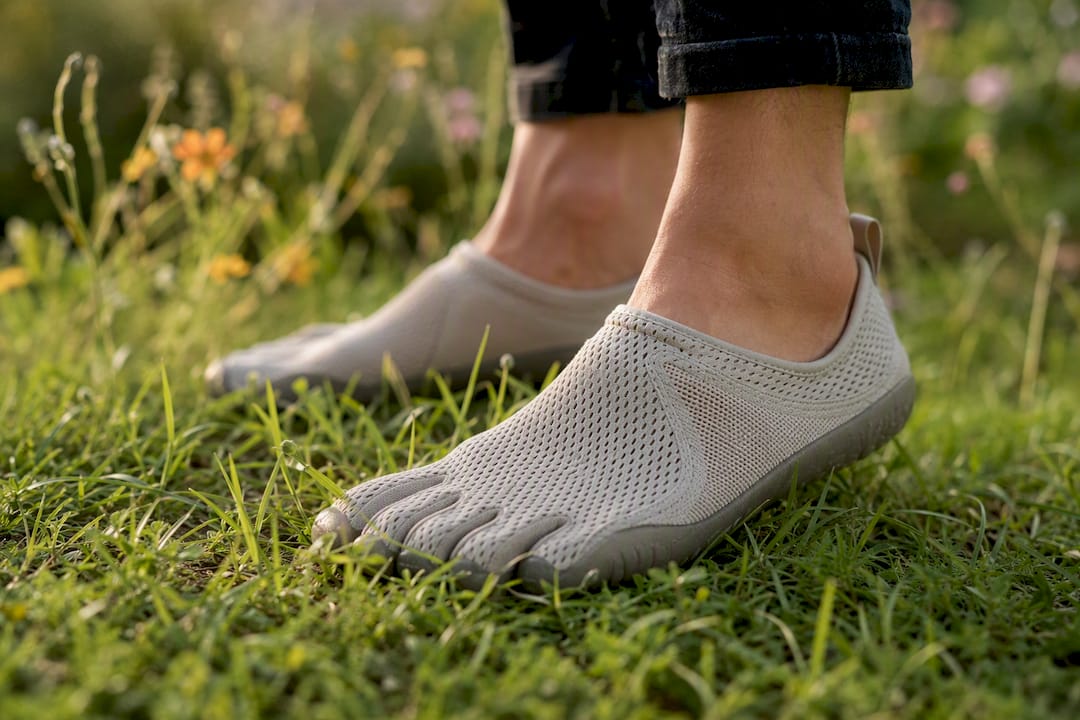 Füße in Barfußschuhen mit sichtbarem Schweiß und Feuchtigkeit